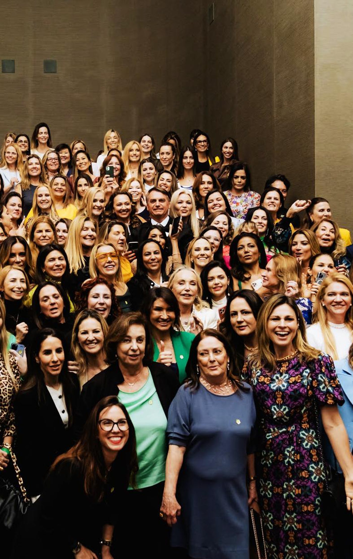 Grupo de mulheres em encontro de liderança política