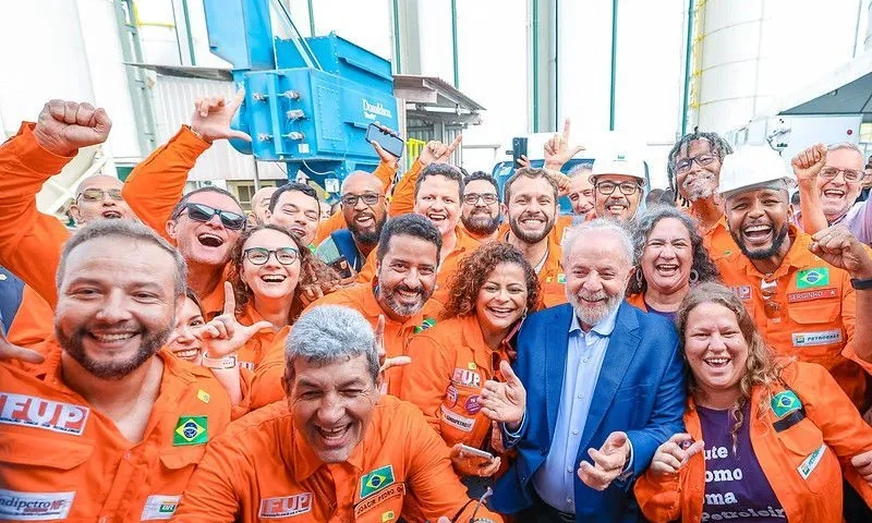 PT apresenta projeto para reestatizar distribuição de combustíveis