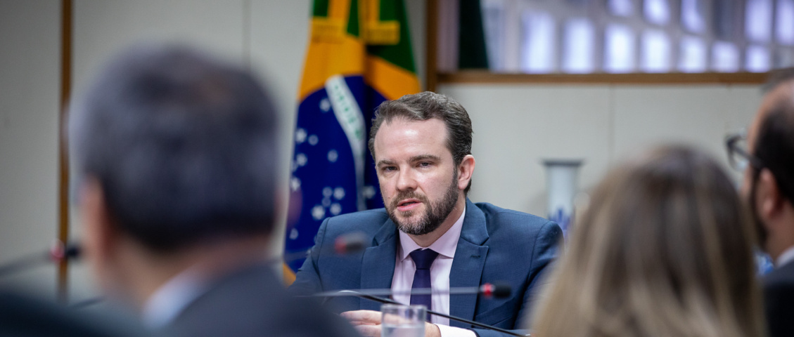 Governo e oposição disputam corrida para eliminar taxa das blusinhas