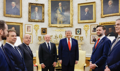 Encontro Lula-Trump rende sorrisos e promessa de mais conversas