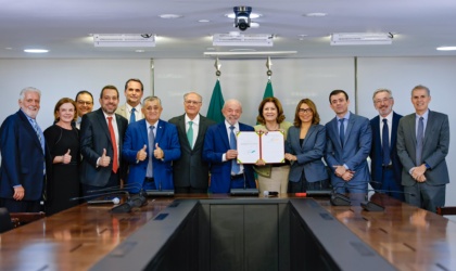 Lula empurra problema da taxa das blusinhas para o Congresso