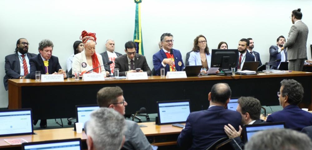 Comissão aprova fim da 6×1 e tensiona disputa no plenário