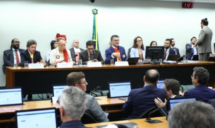 Comissão aprova fim da 6x1 e tensiona disputa no plenário