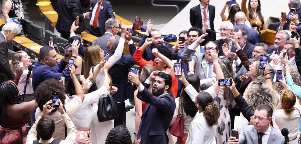 Editorial: o populismo e o pensamento mágico venceram a razão