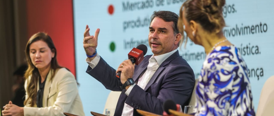 “Vice será, de preferência, mulher”, diz Flávio Bolsonaro em encontro do Grupo VOTO