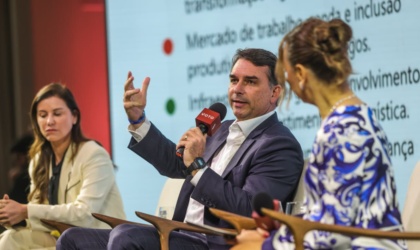 "Vice será, de preferência, mulher", diz Flávio Bolsonaro em encontro do Grupo VOTO