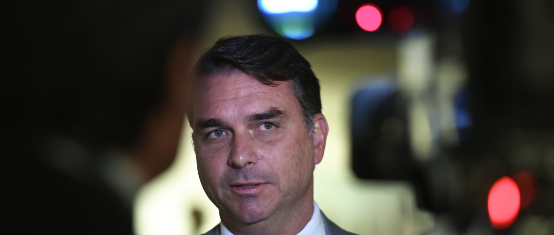 A armadilha da qual Flávio Bolsonaro não tem conseguido escapar