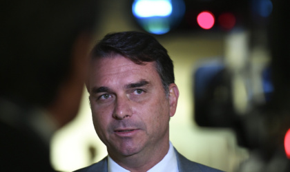 A armadilha da qual Flávio Bolsonaro não tem conseguido escapar