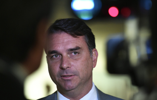Flávio Bolsonaro recua e retira da carta autodeclaração de presidente eleito do Brasil