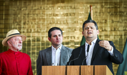 Lula se reaproxima do comando do Congresso e oposição reage