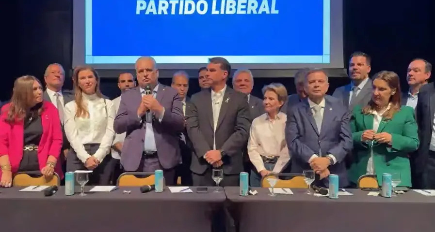 Flávio Bolsonaro anuncia Alfredo Gaspar como vice de chapa