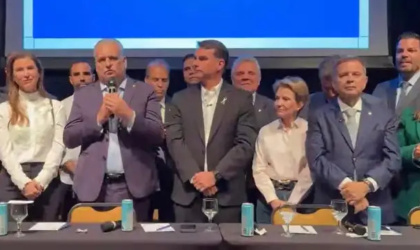 Flávio Bolsonaro anuncia Alfredo Gaspar como vice de chapa
