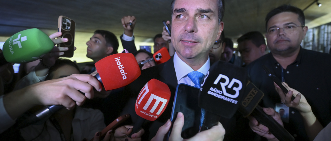 Em carta, Flávio Bolsonaro se autodeclara presidente eleito e reafirma liderança da oposição