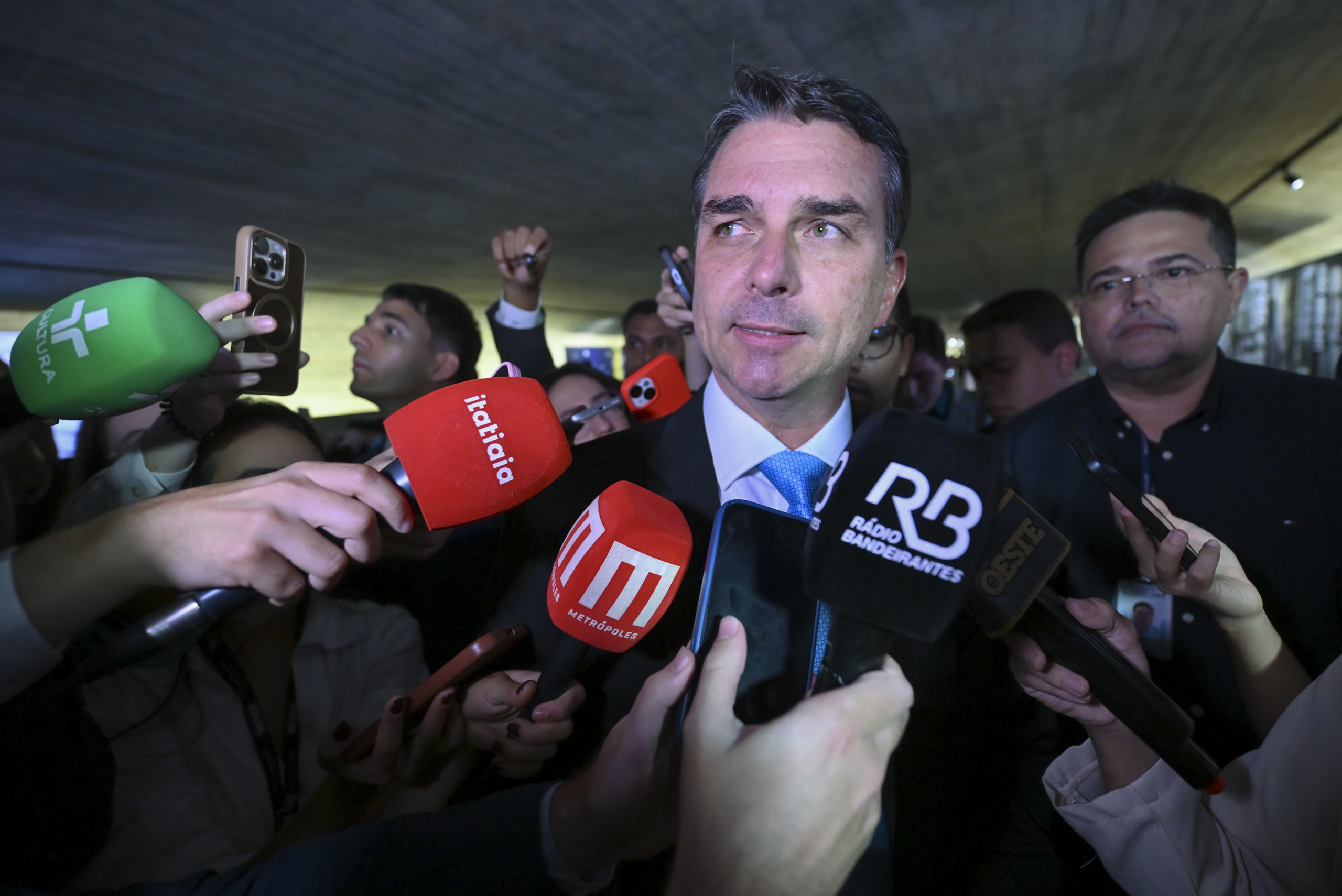 Em carta, Flávio Bolsonaro se autodeclara presidente eleito e reafirma liderança da oposição