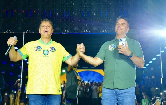 Em fuga para os EUA, Flávio Bolsonaro deixa vácuo na liderança da oposição