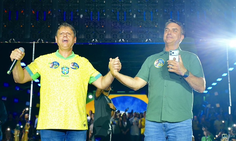 Em fuga para os EUA, Flávio Bolsonaro deixa vácuo na liderança da oposição