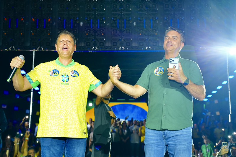 Em fuga para os EUA, Flávio Bolsonaro deixa vácuo na liderança da oposição