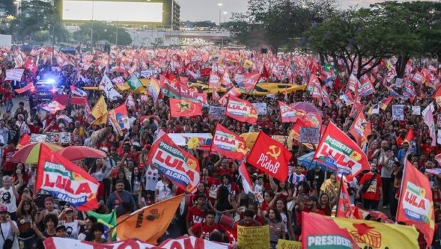 Movimentos de rua são condição necessária, mas não suficiente para uma virada de Lula